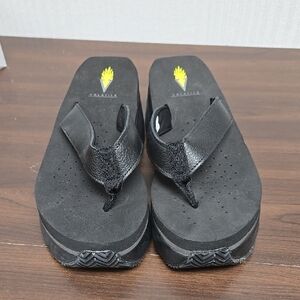 Volatile Size 6 Black Foam Platform Thong Sandals